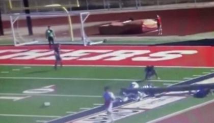 Πυλώνας φωτισμού έπεσε στο γήπεδο και καταπλάκωσε δυο διαιτητές (vid)