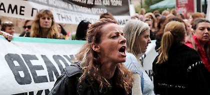 Οι καθαρίστριες συγκεντρώνονται έξω από το υπουργείο Υγείας και απειλούν με... κατασκήνωση