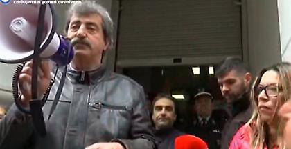 Σόου Πολάκη έξω από το υπουργείο Υγείας - Με τηλεβόα στις καθαρίστριες