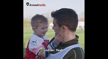 Ο μικρός φίλος του Τζάκα και η αγκαλιά στον Σωκράτη (vid)