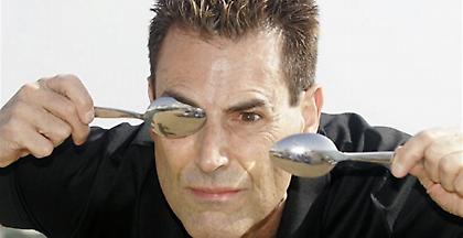 Ο Γιούρι Γκέλερ υπόσχεται ότι θα αποτρέψει το Brexit με... τηλεπάθεια