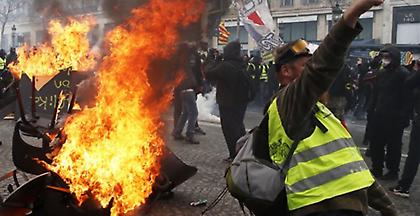 Δυνάμεις του στρατού συνδράμουν στην αντιμετώπιση των «κίτρινων γιλέκων»