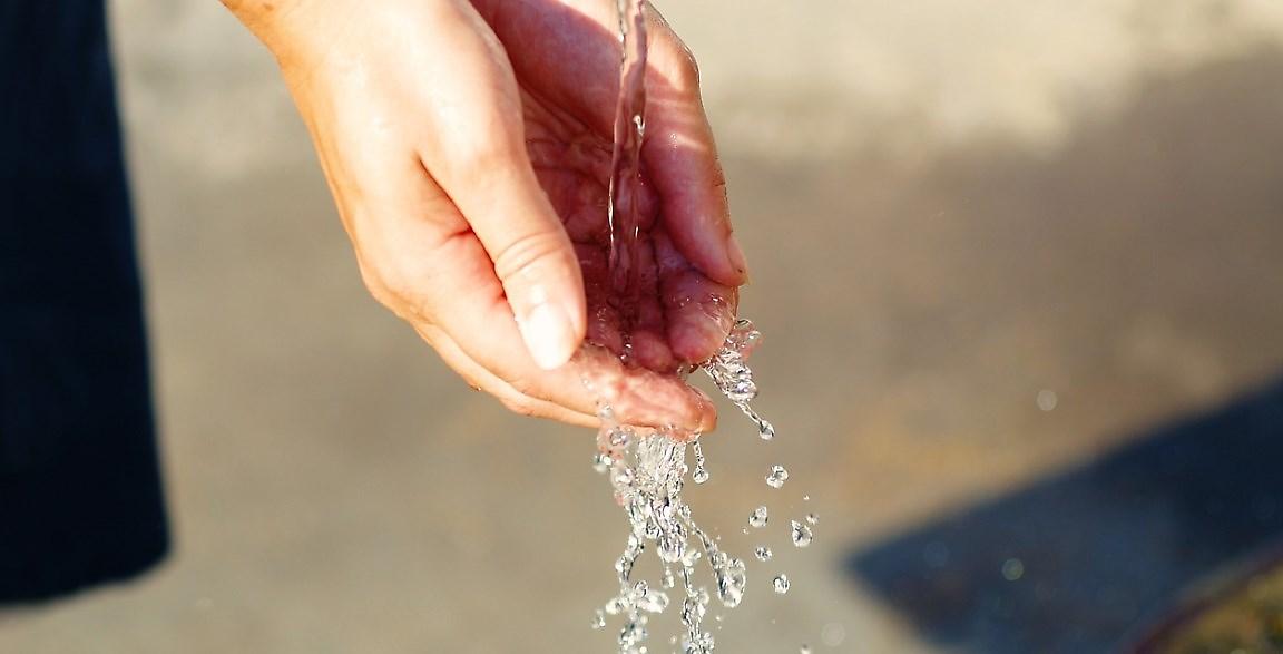 Το μυστήριο με τα δάχτυλα που «ζαρώνουν» όταν μένουν πολλή ώρα στο νερό