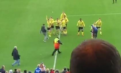 Νέες ντροπιαστικές εικόνες με εισβολή οπαδών στον αγωνιστικό χώρο... (vid)