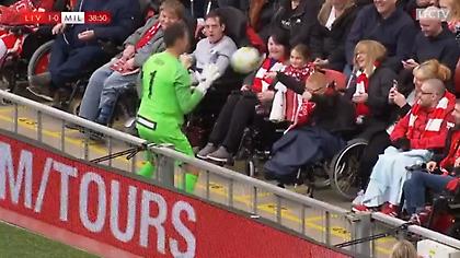 Ο Ντούντεκ τους άφησε όλους να περιμένουν και… έπαιξε μπάλα με παιδάκι σε αναπηρικό αμαξίδιο! (vid)