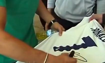 Τι είπε ο Κριστιάνο σε θαυμαστή του που ζήτησε αυτόγραφο σε φανέλα της Ρεάλ (video)