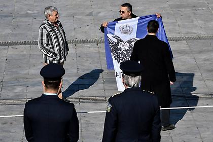 Παρέλαση 25ης Μαρτίου: Απομάκρυναν πολίτη που κρατούσε την ελληνική σημαία (pics)