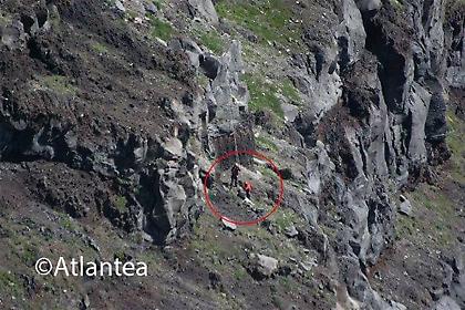 Σαντορίνη: Πήγε να πιάσει το drone του και έπεσε στον γκρεμό (pics)