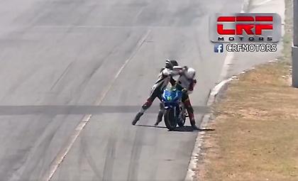 Αναβάτες πιάστηκαν στα χέρια την ώρα του αγώνα (video)