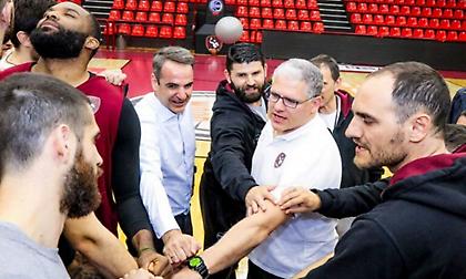 Κυριάκος Μητσοτάκης: Έπαιξε και μπάσκετ στη Λήμνο