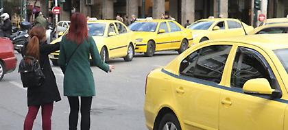 Γυναίκα γέννησε σε ταξί στο κέντρο της Αθήνας-Σε ρόλο μαιευτήρα ο ταξιτζής