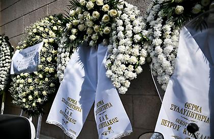 Στεφάνια από Σπανούλη, Αγγελόπουλους και ΚΑΕ Ολυμπιακός για Θανάση (pics)