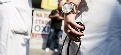 Διαμαρτυρία των ειδικευόμενων γιατρών σήμερα, έξω από το υπουργείο Υγείας