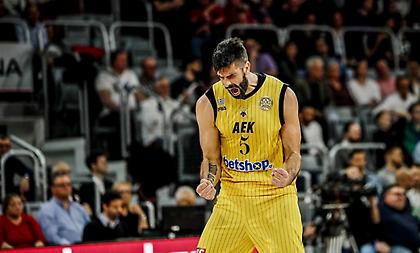 Λαβωμένη, «κοντή», αλλά φαβορί η ΑΕΚ