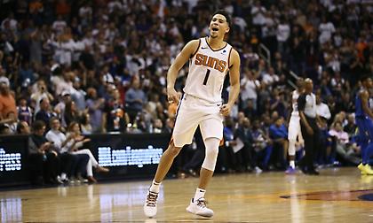 Ο Μπούκερ έγινε ο νεότερος παίκτης στην ιστορία του NBA που πετυχαίνει δύο συνεχόμενες 50ρες (video)