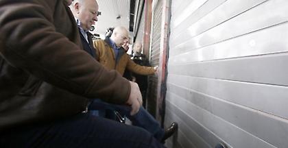 Μπλόκα στις εισόδους των υπουργείων Εργασίας και Εσωτερικών