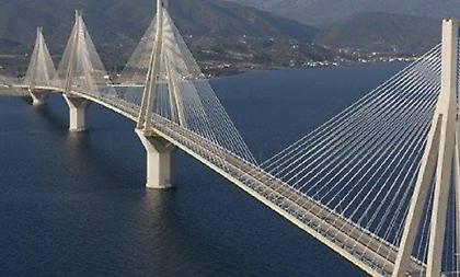 Γέφυρα Ρίου – Αντιρρίου: Καρότσα νταλίκας καρφώθηκε σε πινακίδα (pics)