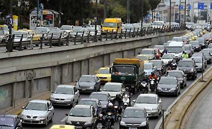 Κίνηση στους δρόμους: Ουρές χιλιομέτρων στον Κηφισό – Σημειωτόν στην Κηφισίας