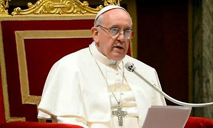 Πάπας: Δείτε γιατί τραβούσε το χέρι του όταν οι πιστοί προσπαθούν να το φιλήσουν