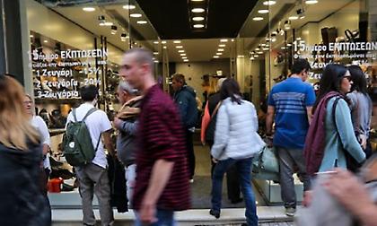 Ενδιάμεσες ανοιξιάτικες εκπτώσεις: Ποιες Κυριακές θα ανοίξουν τα καταστήματα