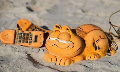 Γαλλία: Γιατί κύματα ξεβράζουν χιλιάδες πλαστικούς Γκάρφιλντ επί 30 χρόνια