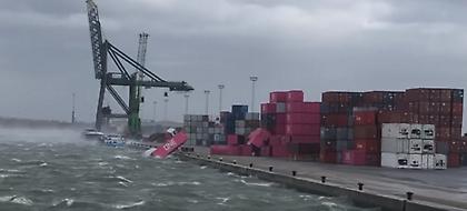 Ανεμος 12 μποφόρ σηκώνει κοντέινερ στον αέρα και τα πετάει στη θάλασσα (video)