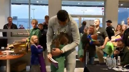 Συγκινητικές στιγμές ανάμεσα στον Γιάννη και μια μικρή θαυμάστρια του (video)