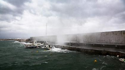 Καιρός: Συνεχίζεται το «σφυροκόπημα» των ανέμων που έχουν παραλύσει τις ακτοπλοϊκές συγκοινωνίες