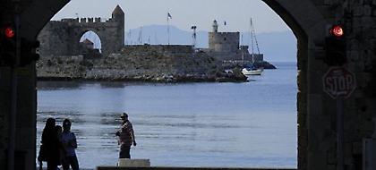 Γυναίκα-αράχνη άρπαξε μια περιουσία από συνταξιούχο τραπεζικό στη Ρόδο