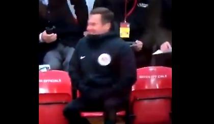 Τελικά... μασέρ των διαιτητών ο άνθρωπος που πανηγύρισε στον πάγκο την ανατροπή της Λίβερπουλ! (vid)