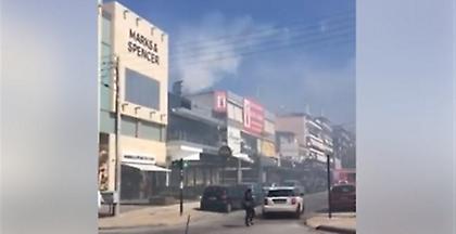 Πυρκαγιά σε ψητοπωλείο στο κέντρο της Γλυφάδας (video)