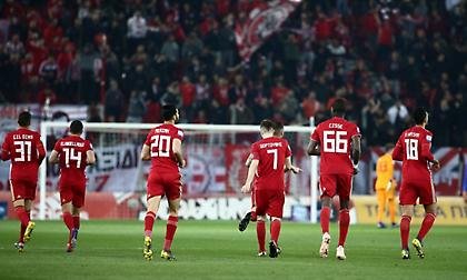 Ερυθρόλευκη ψυχή στις εξέδρες και στο χορτάρι! (video)