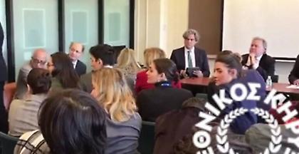 Ομογενείς τα έψαλαν στον Κατρούγκαλο στη Νέα Υόρκη για τις Πρέσπες (video)