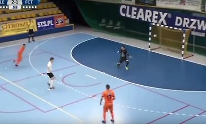 Απίθανη εκτέλεση πέναλτι σε αγώνα σάλας στην Πολωνία (video)