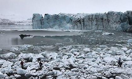 Σε κίνδυνο δεκάδες τουρίστες από κατάρρευση παγόβουνου στην Ισλανδία