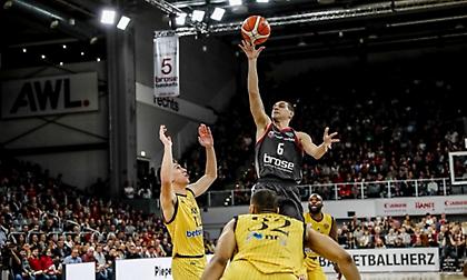 Παίζουν με ΑΕΚ Ζήσης, Αλεξάντερ