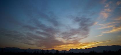 Πέφτει η θερμοκρασία σήμερα - Σε ποιες περιοχές θα χρειαστεί ομπρέλα