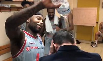 Μπουγέλα στα αποδυτήρια της Μπάμπεργκ (video)