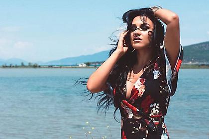 Ιουλία Καλλιμάνη: Η όμορφη τραγουδίστρια που «ρίχνει» το Instagram