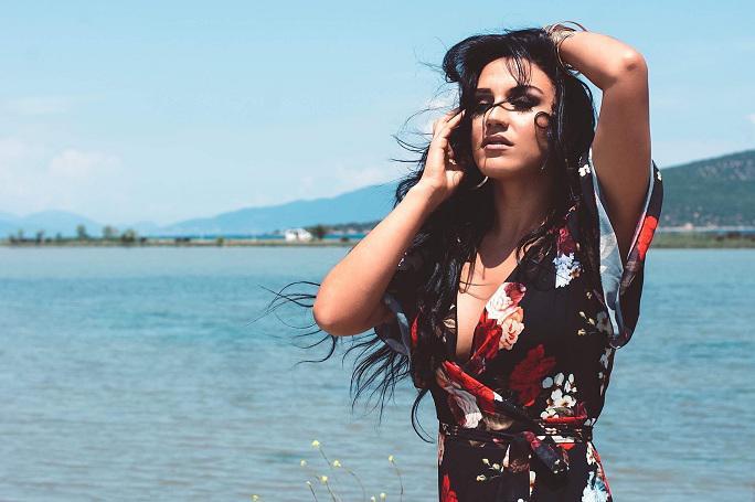 Ιουλία Καλλιμάνη: Η όμορφη τραγουδίστρια που «ρίχνει» το Instagram