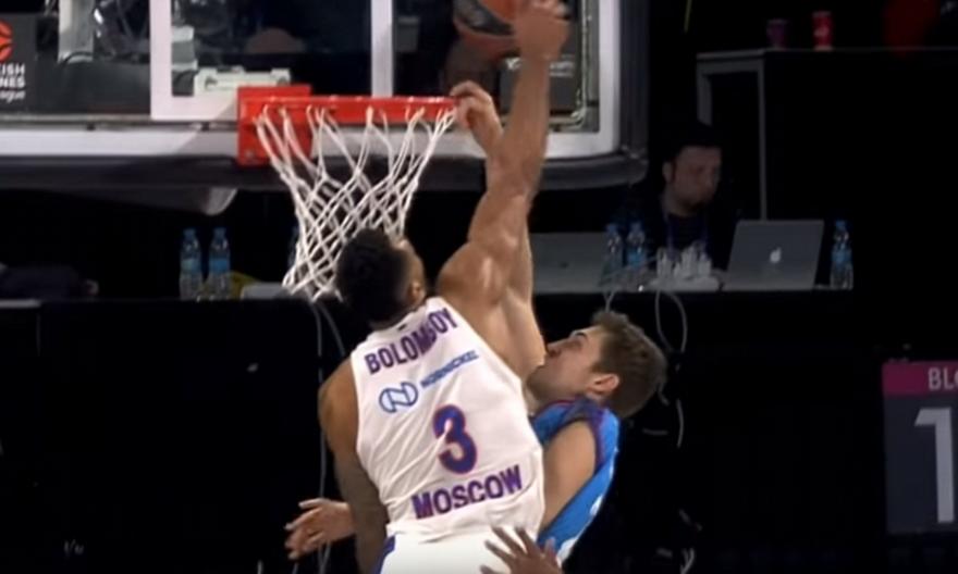 Η τάπα του Μπολομπόι στον Πλάις κορυφαία για το Μάρτιο στην Ευρωλίγκα (video)