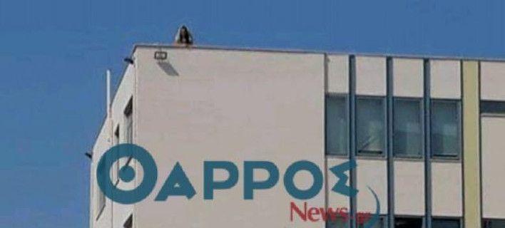 Συμβασιούχος απειλούσε να αυτοκτονήσει από την ταράτσα του Δημαρχείου Καλαμάτας