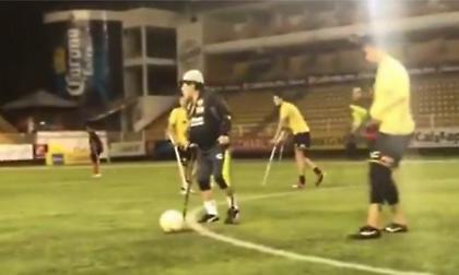 Μάγκας Μαραντόνα: Πήρε πατερίτσες και έπαιξε μπάλα με ακρωτηριασμένους ποδοσφαιριστές! (video)