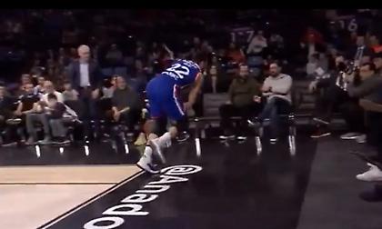 Ο Μίτσιτς… τσακίστηκε πάνω στα court seats (video)