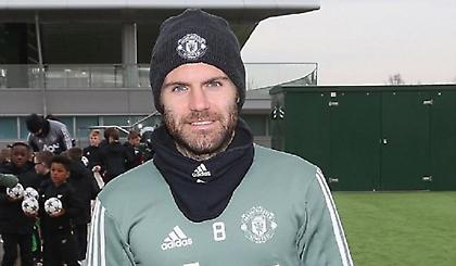 Ο Μάτα βοηθά τους φροντιστές της Μάντσεστερ Γιουνάιτεντ