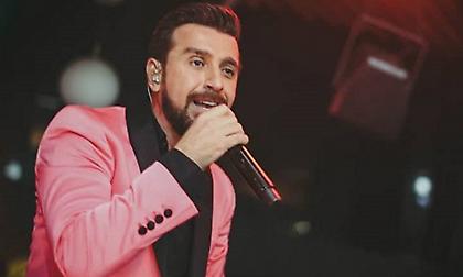 Θάνος Πετρέλης: Προκαλεί ντελίριο τις Παρασκευές σε ένα εκρηκτικό «Donut’s Fight» στη Γλυφάδα