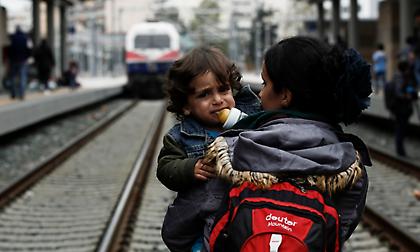 Αποχωρούν οι πρόσφυγες σταδιακά από το σταθμό Λαρίσης