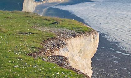 Οικογενειακή τραγωδία: Γονείς έριξαν στον γκρεμό τα έξι τους παιδιά