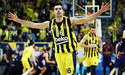 Σλούκας... at the buzzer!