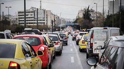 Καραμπόλα τριών οχημάτων στην Λένορμαν - Μποτιλιάρισμα στον Κηφισό